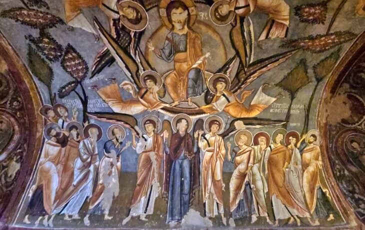 Göreme Karanlık Kilise’deki Göğe Yükseliş sahnesi; İsa, melekler ve havarilerle Orta Bizans fresk programı.